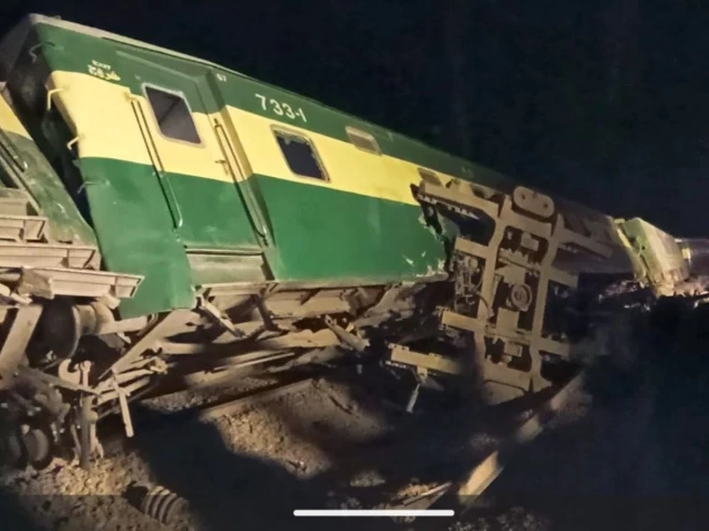 25 passengers injured, one critical, as Tezgam Express derails near Lodhran
